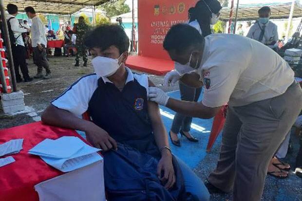 Tinjau secara Virtual Vaksinasi Massal Pelajar Jayapura, Presiden: Tetap Semangat!