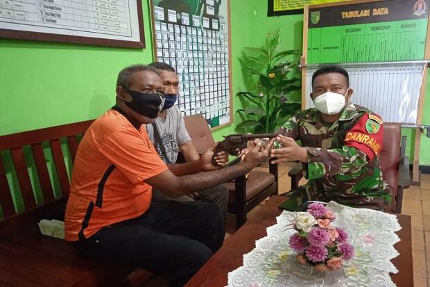 Bersihkan Kebun, Warga Biak Temukan Sepucuk Revolver Lalu Diserahkan ke Koramil