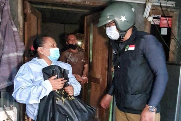 Bergaya Bikers, Ridwan Kamil Blusukan Bagikan Bantuan di Hari Raya Idul Adha
