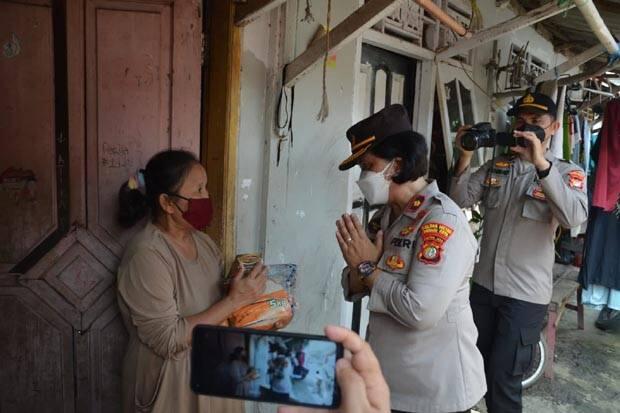 Polres Bekasi Salurkan Bantuan 1.350 Kg Beras dan 250 Paket Rendang