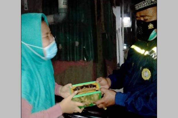 Terharu, Bocah Yatim Piatu di Tanah Sereal Tambora Menangis saat Terima Daging Kurban