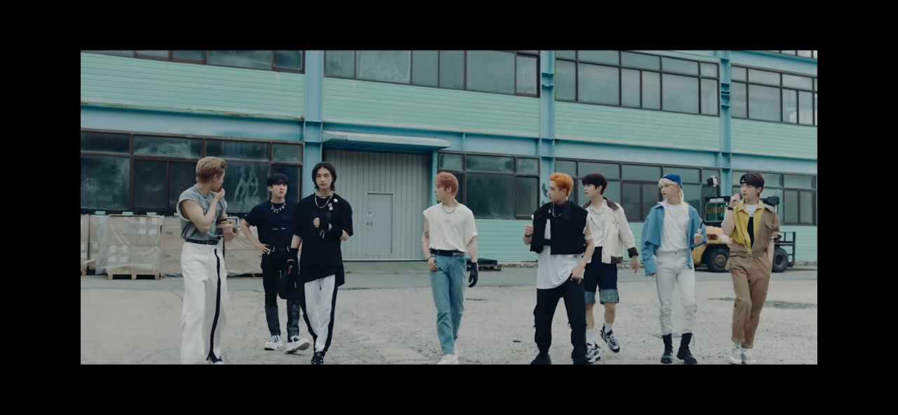 Ada Hyunjin, Stray Kids Rilis Trailer Comeback 'NOEASY' dengan Konsep Film. Seru!