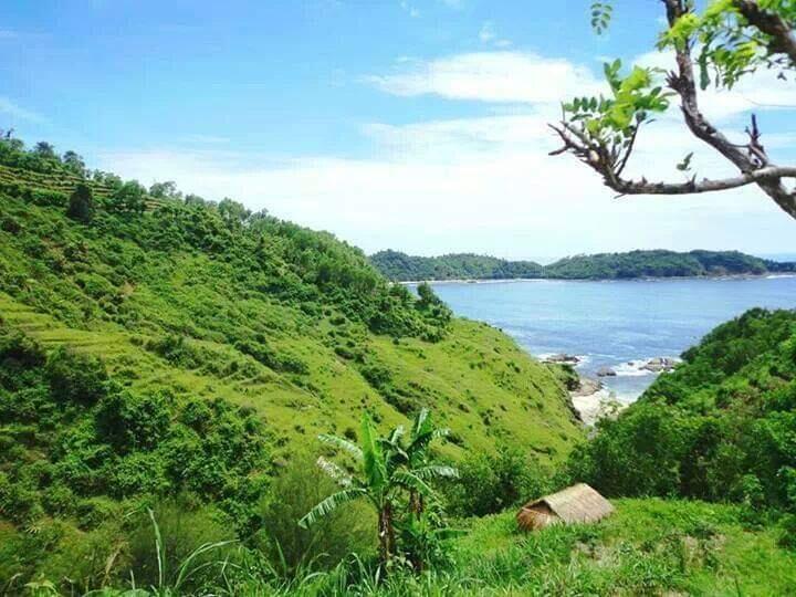 Pantai Dengan Hamparan Bukit dan Air Terjun Nan Eksotis, Hanya Ada Di Cianjur Nih! 