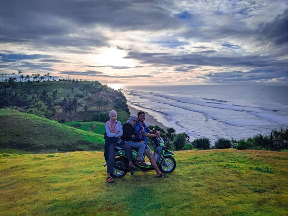 Pantai Dengan Hamparan Bukit dan Air Terjun Nan Eksotis, Hanya Ada Di Cianjur Nih! 