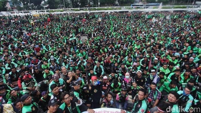 Viral Ribuan Ojol di Bandung Turun ke Jalan Tolak PPKM Darurat: Buka Woi Buka!

