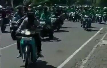 Viral,Video Ratusan Driver Ojol Konvoi Penuhi Jalanan Kota Bandung Sambil Teriak&quot;Buka