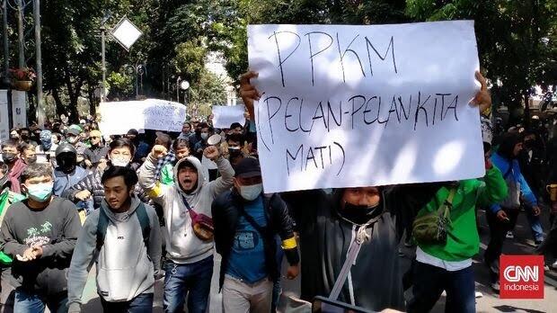 Demo Tolak PPKM Bergemuruh di Bandung: Pelan-pelan Kita Mati