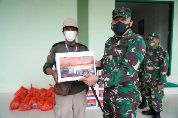 Tak Hiraukan Gerimis, Korem 143/Halu Oleo Terus Bergerak Bagikan Bansos di Sultra