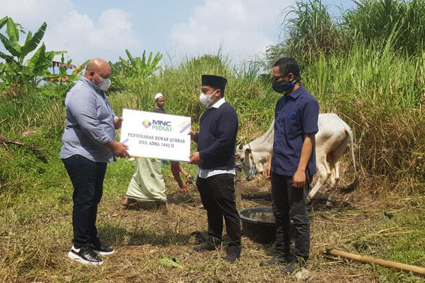 Di Tengah Pandemi, MNC Peduli Tetap Salurkan Hewan Kurban ke Desa Wates Jaya Bogor