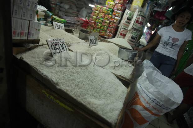 PPKM Darurat, Polsek Pasar Rebo Bagikan Beras di Pos Penyekatan