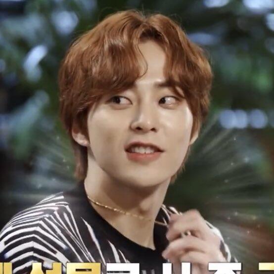 EXO Xiumin Memamerkan Kalung Emas 24k Pemberian Sehun EXO
