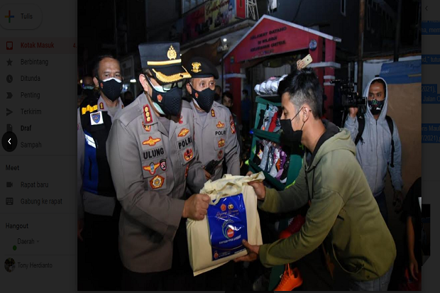 Bagikan Sembako, Polrestabes Bandung Gelar Patroli Berskala Besar