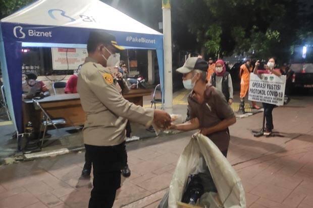Polsek Kebayoran Baru Gelar Patroli Skala Besar dan Bagi-Bagi Sembako