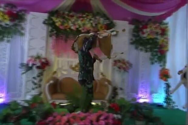 Petugas Gabungan Bongkar Paksa Kursi Pelaminan Keponakan Wakil Satgas COVID-19