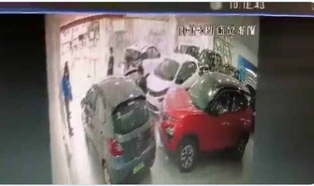 Duh, Kecelakaan! Mobil Bablas Keluar Showroom hingga Terbalik seperti Kura-Kura