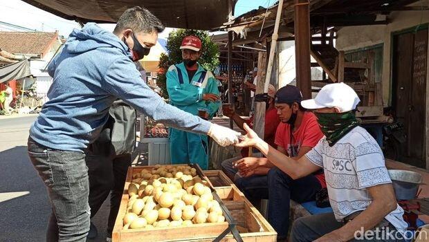 Relawan Jokowi-Gibran Bagikan 10 Ribu Masker dan Nasi Kotak di Banyuwangi