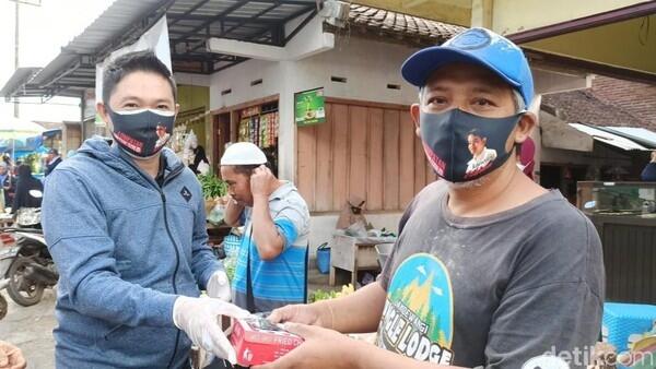 Relawan Jokowi-Gibran Bagikan 10 Ribu Masker dan Nasi Kotak di Banyuwangi