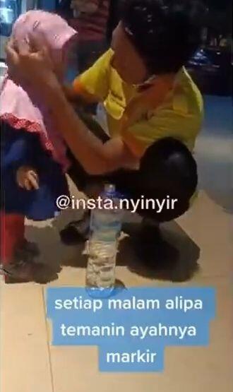 Balita Temani Sang Ayah Kerja Jadi Tukang Parkir Tiap Malam, Kisahnya Nyesek