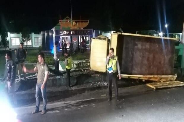 Diduga Terpengaruh Miras, Sopir Truk Tabrak Pagar Beton Batalyon Raider hingga Hancur