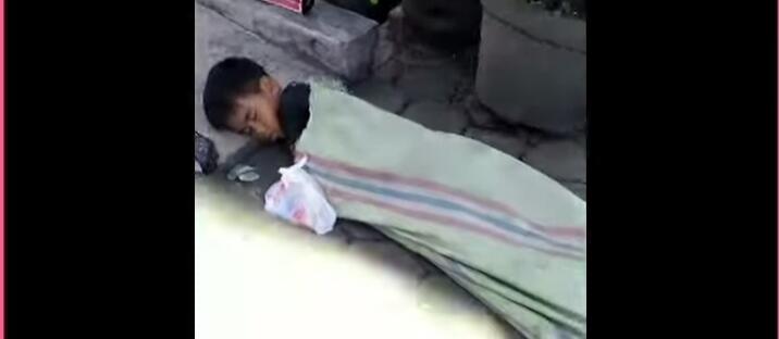 Viral Video Bocah Tidur Berselimut Karung di Tepi Jalan, Benarkah Negeri Kita Kaya?