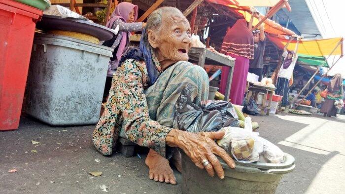 Viral Video Bocah Tidur Berselimut Karung di Tepi Jalan, Benarkah Negeri Kita Kaya?