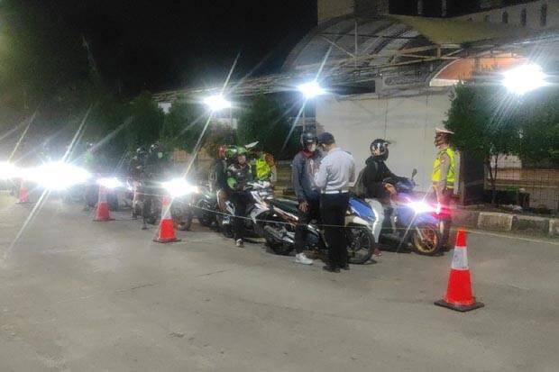 PPKM Level 4 Diperpanjang, Pos Penyekatan Lampiri Jaktim Sempat Terjadi Antrean