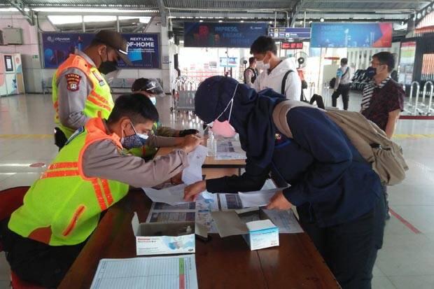 Hari Pertama Perpanjangan PPKM Level 4, Penumpang KRL Naik 20-25%