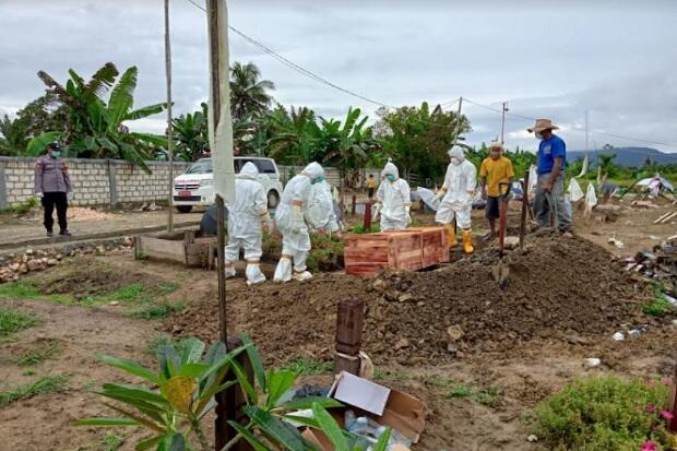 Kematian Melonjak, Pemakaman Jenazah COVID-19 di Jayapura Pakai Peti Darurat