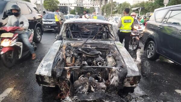 Mobil Sport Mustang V8 Terbakar di Pondok Indah