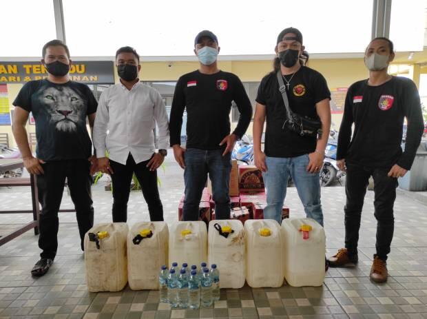 Mama Muda di Manado Tak Berkutik Kedapatan Simpan 6 Jerigen Miras Cap Tikus