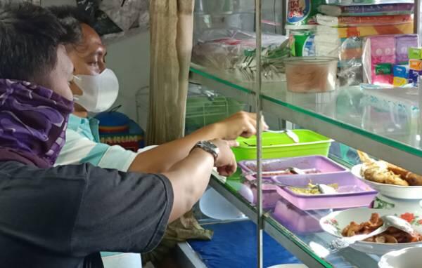 Penjual Makanan Bersyukur Sekarang Pembeli Boleh Makan di Tempat