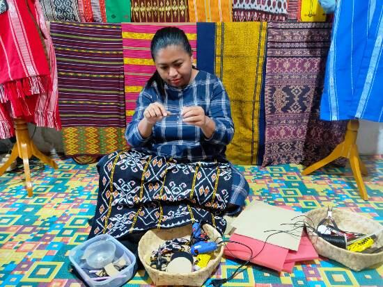 Ensikei Tenun, Bertahan Saat Pandemi Berkat Dukungan PLN