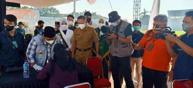 Tinjau Sentra Vaksinasi, Wagub Jabar Senang Banyak Milenial Antusias Divaksin