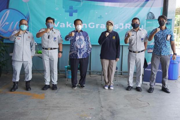 Jasa Raharja Gelar Vaksinasi Covid-19 untuk Pengemudi Blue Bird dan Masyarakat