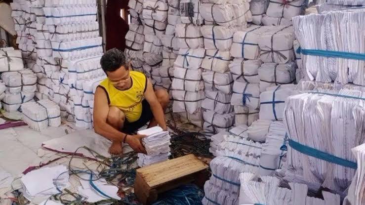 Bungkus Gorengan, Dari Kertas Hasil Swab/Pcr Positif Berbahaya Ga Ya?