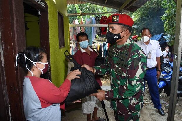 Kopassus Bagikan 2.000 Paket Sembako untuk Warga Desa Binaan Terdampak PPKM