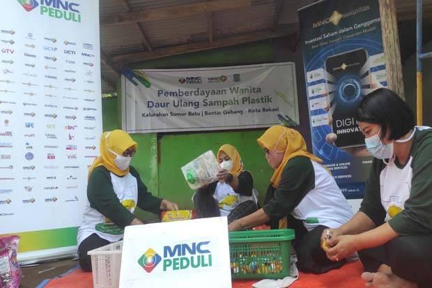 Daur Ulang Sampah Plastik, MNC Peduli Berdayakan Ibu PKK di Sumur Batu Bekasi