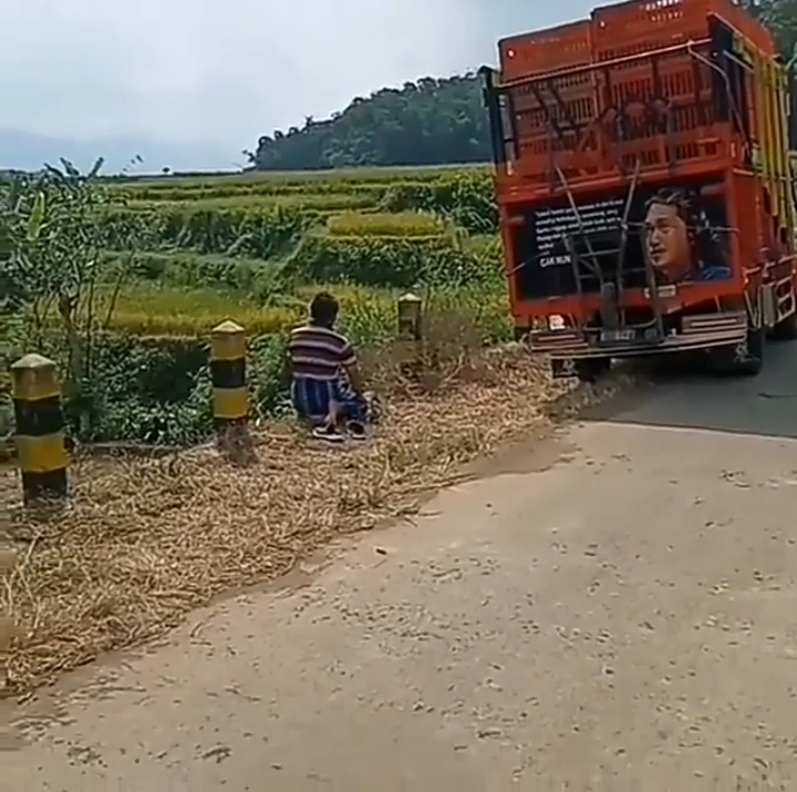 Tangkapan Layar: Seorang Lelaki Sedang Salat di Pinggir Jalan Raya