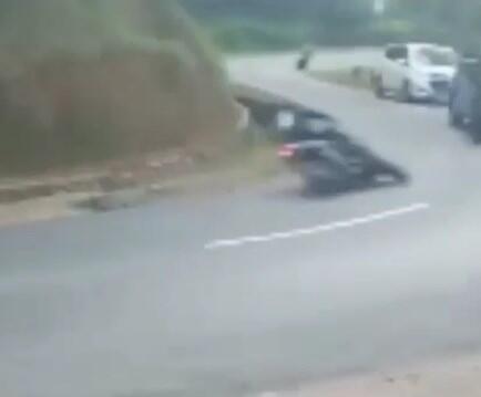 Ngebut di Tikungan Tajam, Pengendara Motor Berujung Tragis, Motornya Ringsek