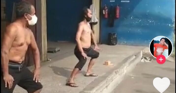Gak Mau Kalah dengan Emak-emak Para Bapak Supir Truk Ini Asik Senam, Apa Manfaatnya?