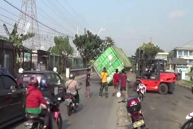 Kontainer Jatuh dari Truk Akibat Hindari Mobil Mogok di Pademangan