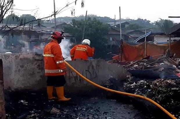Kebakaran Hanguskan Lapak dan Perahu Nelayan di Cilincing