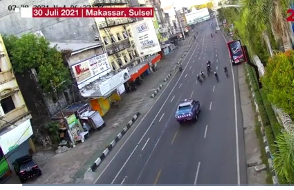 Video CCTV Saat Mobil Dinsos Tabrak Lari Pesepeda di Makassar