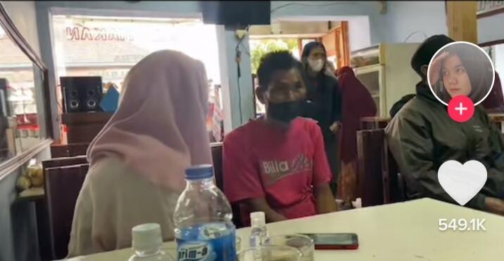 Nasib Tak Ada yang Tahu, Penjual Agar-agar Ini Dapat Donasi Setelah Beli Nasi Padang