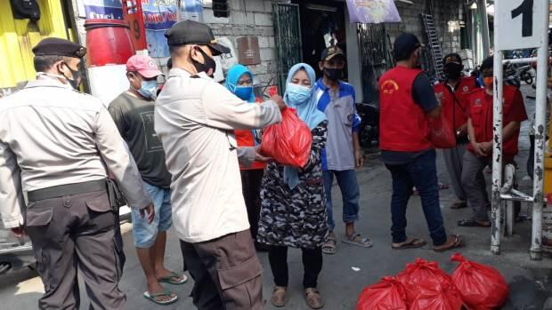 Polisi Pelabuhan Door to Door Bagikan Paket Sembako ke Warga Terdampak PPKM