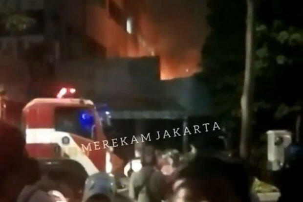 Gudang Barang Bekas di Cikini Diamuk si Jago Merah