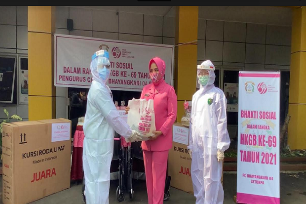Peduli Nakes, Pengurus Cabang Bhayangkari 04 Setukpa Bagikan Sembako dan Alkes