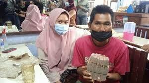 Terharu! Penjual Agar-agar Ini Dapat Donasi 100 Juta, Diberikan Cash Tanpa Potongan! 