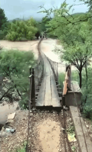 Wah, Video 'Jembatan Goyang' Terjadi Siang Hari Ini Terlalu Berani (Ketangkep BASAH!)