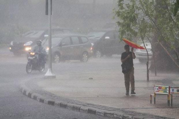Hujan Disertai Petir Bakal Guyur Jakarta Malam Ini, BPBD: Waspadai Banjir dan Longsor